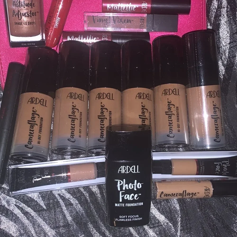 Ardell 18 piece make up set with make up Bag